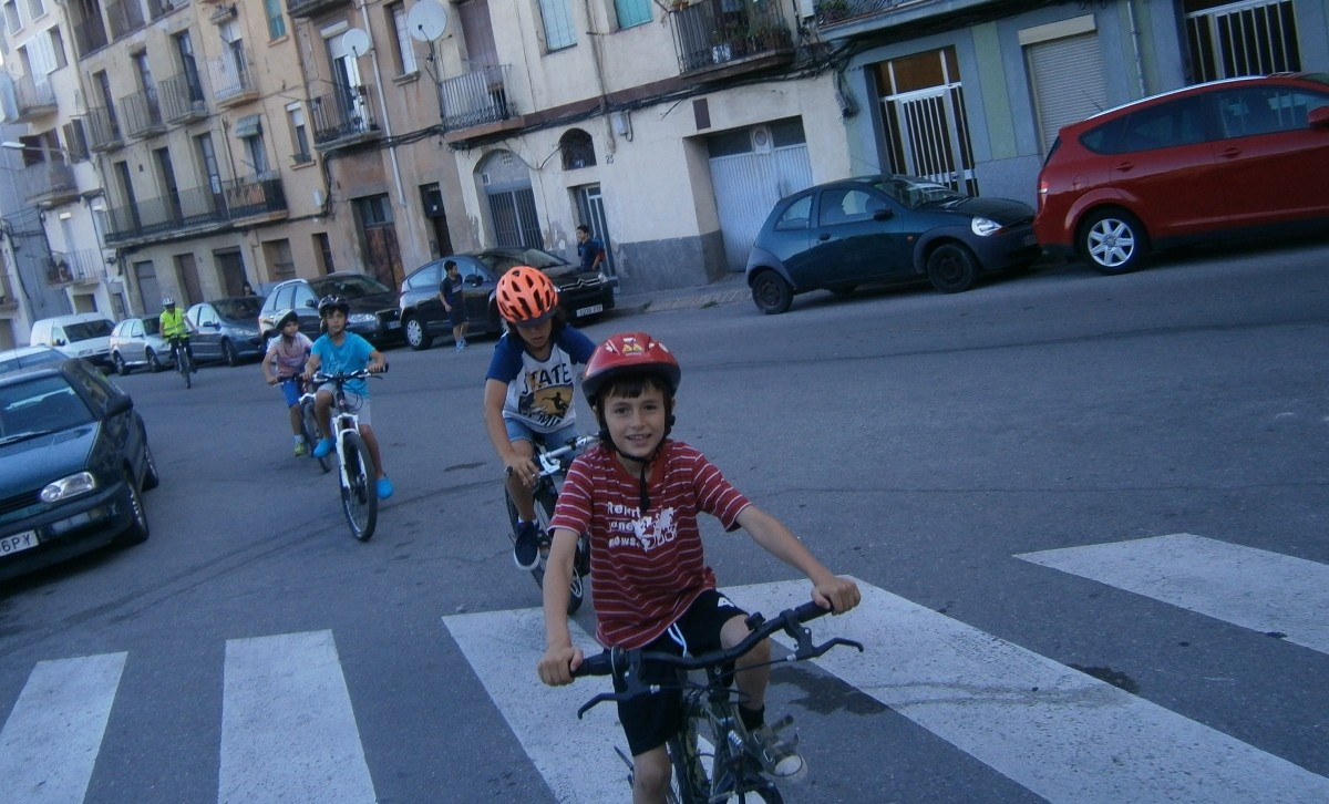 Infants de l'escola Ítaca anant cap a classe amb el servei bus-bici