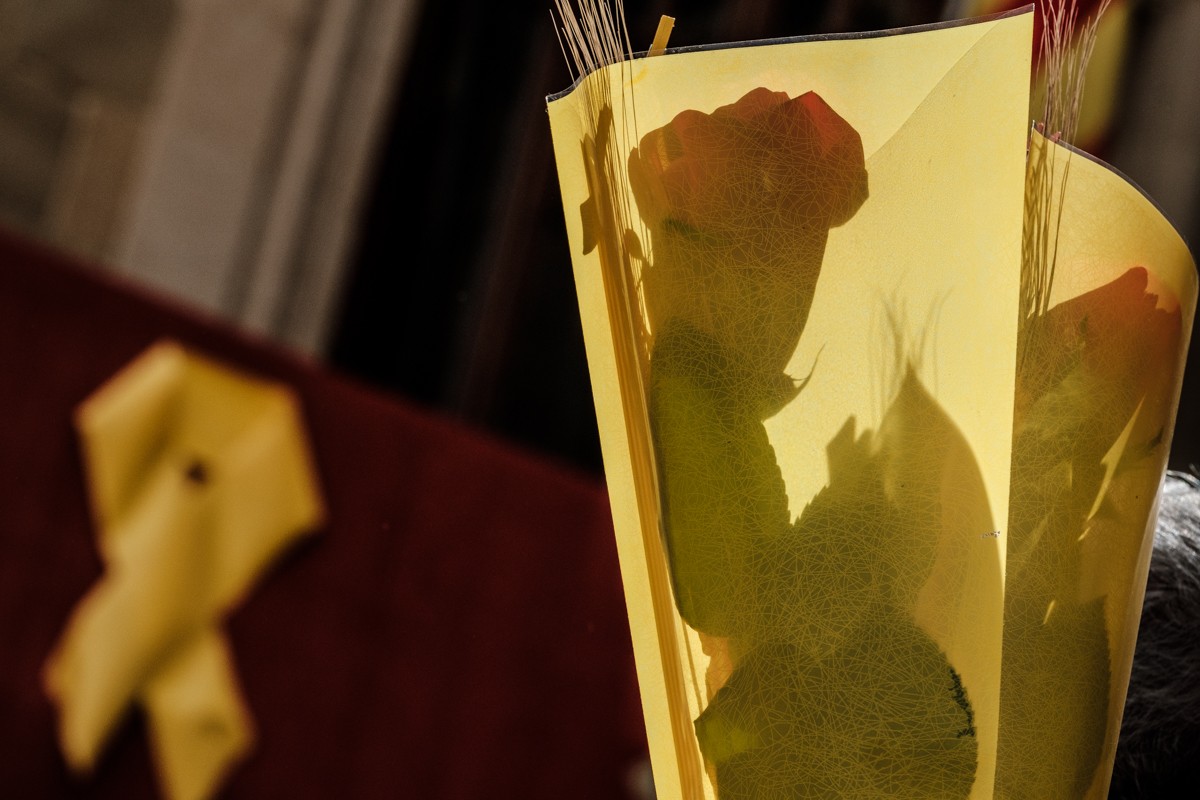 El groc en record als presos polítics ha conviscut aquest any amb el vermell de les roses i el verd de la primavera