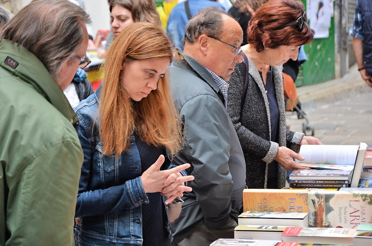 Ciutadans escollint llibre, a Berga.