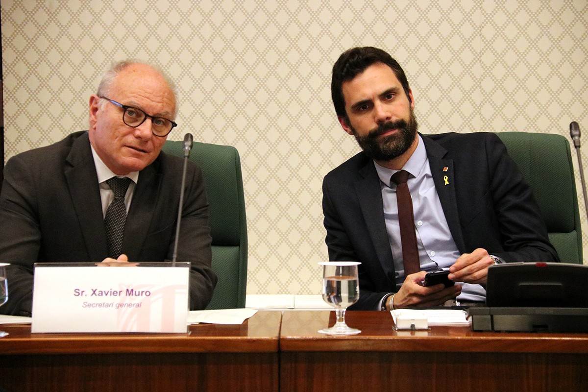 El president del Parlament, Roger Torrent, amb el secretari general, Xavier Muro.