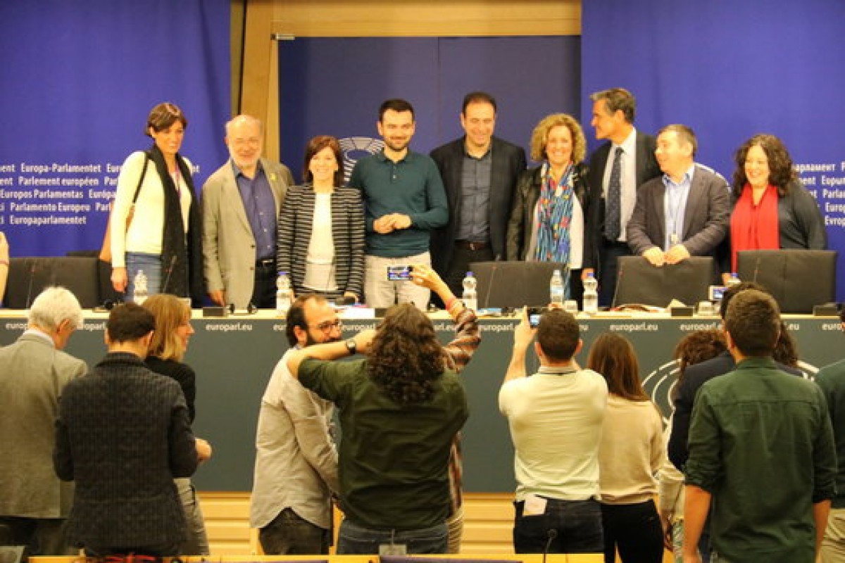 El Consell d'informatius de RTVE amb membres de l'Eurocambra durant la roda de premsa d'avui