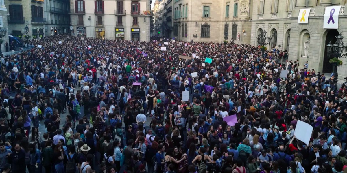 Concentració a la plaça de Sant Jaume contra la sentència de «La Manada»