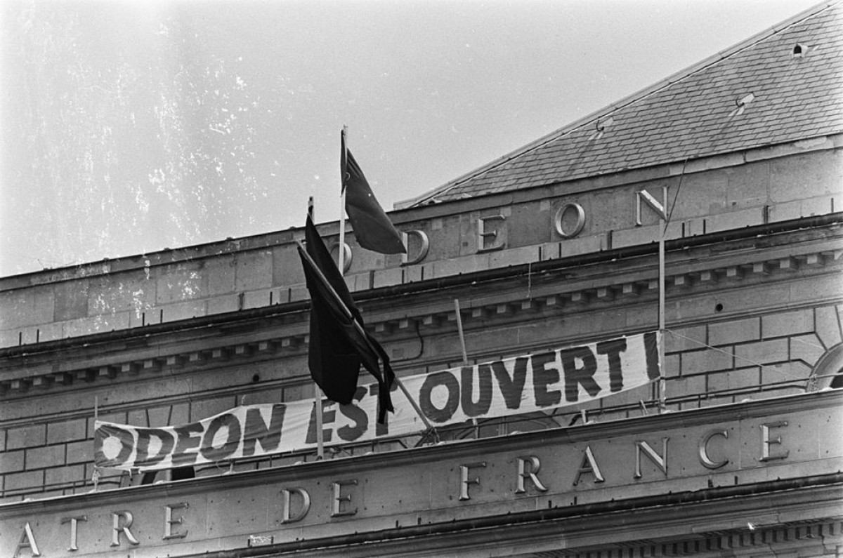 Una imatge de Maig del 68: el Teatre de l'Odeon lluint la bandera roja.