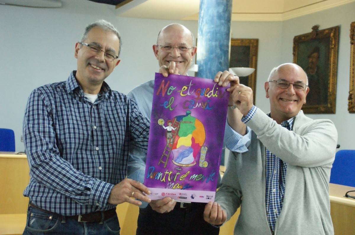 Cinto Espejo de Càritas Garrotxa; Angel Girona de l'ACO i Tavi Algueró de l'Escola Municipal d'Expressió han presentat el cartell de la campanya.