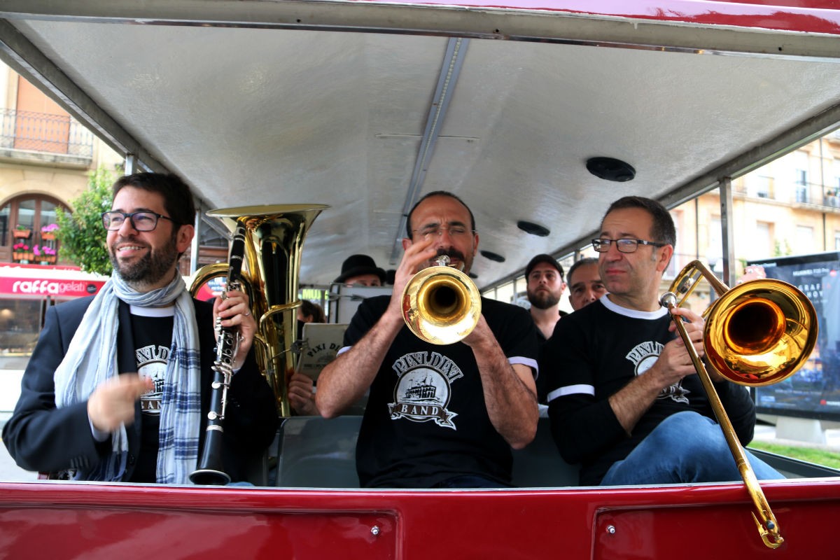 Tres músics tocant en el tren turístic de Tarragona al Festival Dixieland
