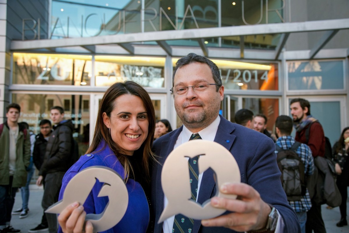 Patrícia Plaja i Marc Homedes, lluint un premi rebut el passat mes de març
