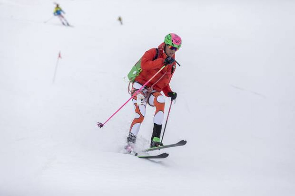 Oriol Cardona –i Marc Pinsach al fons– durant la cursa a la Vall d'Aosta.