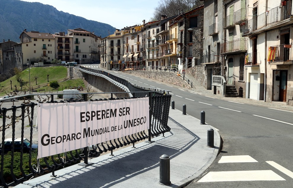 La pancarta del Geoparc penjada a Gerri de la Sal