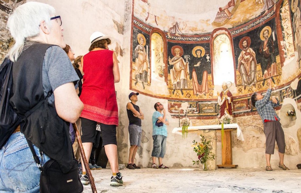 Un grup visitant el monestir de Sant Pere del Brugal, a Escaló