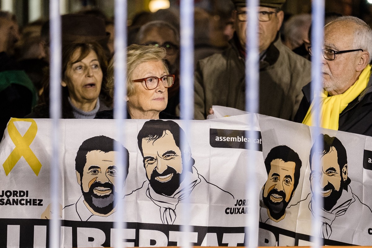 Banderoles amb la imatge de Sànchez i Cuixart en una concentració per la llibertat dels presos polítics.