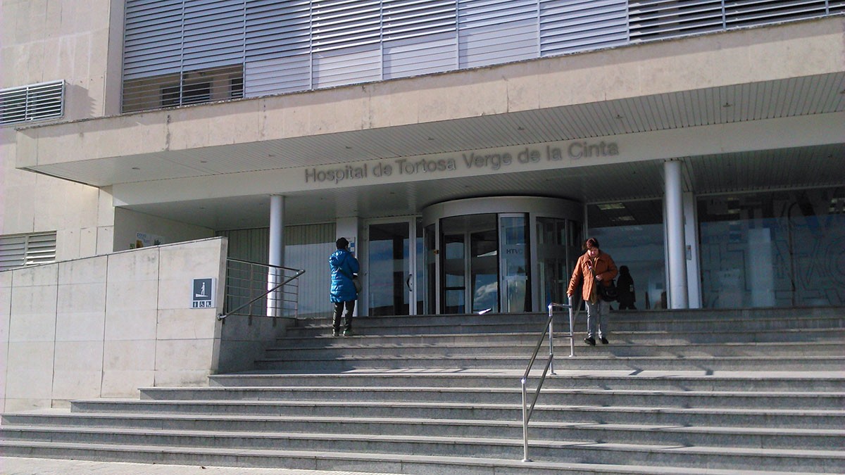 Façana principal de l'hospital Verge de la Cinta de Tortosa.
