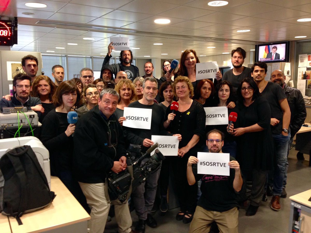 Treballadors de TVE i RTVE, vestits de negre, en una campanya de protesta.