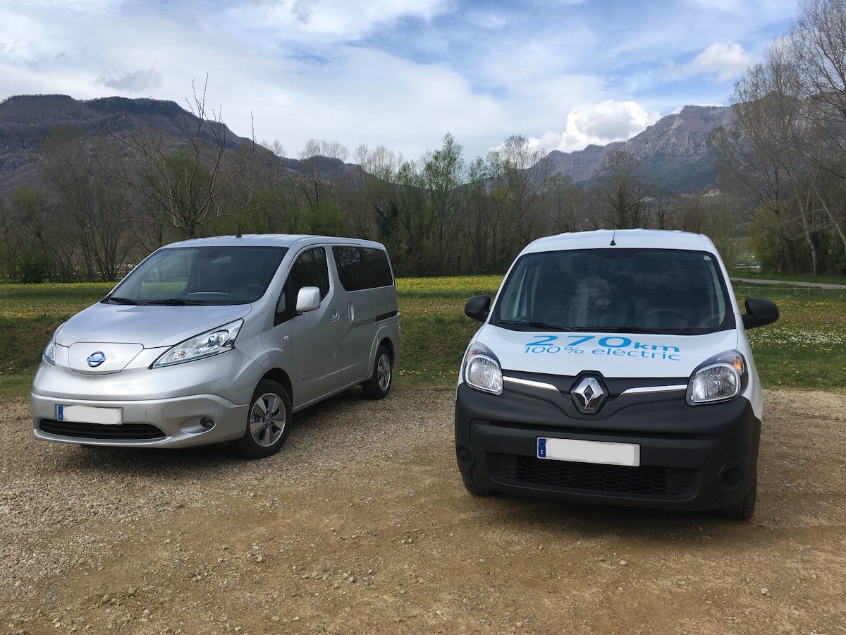 Els dos vehicles elèctrics que ha provat l'Ajuntament de la Vall d'en Bas.