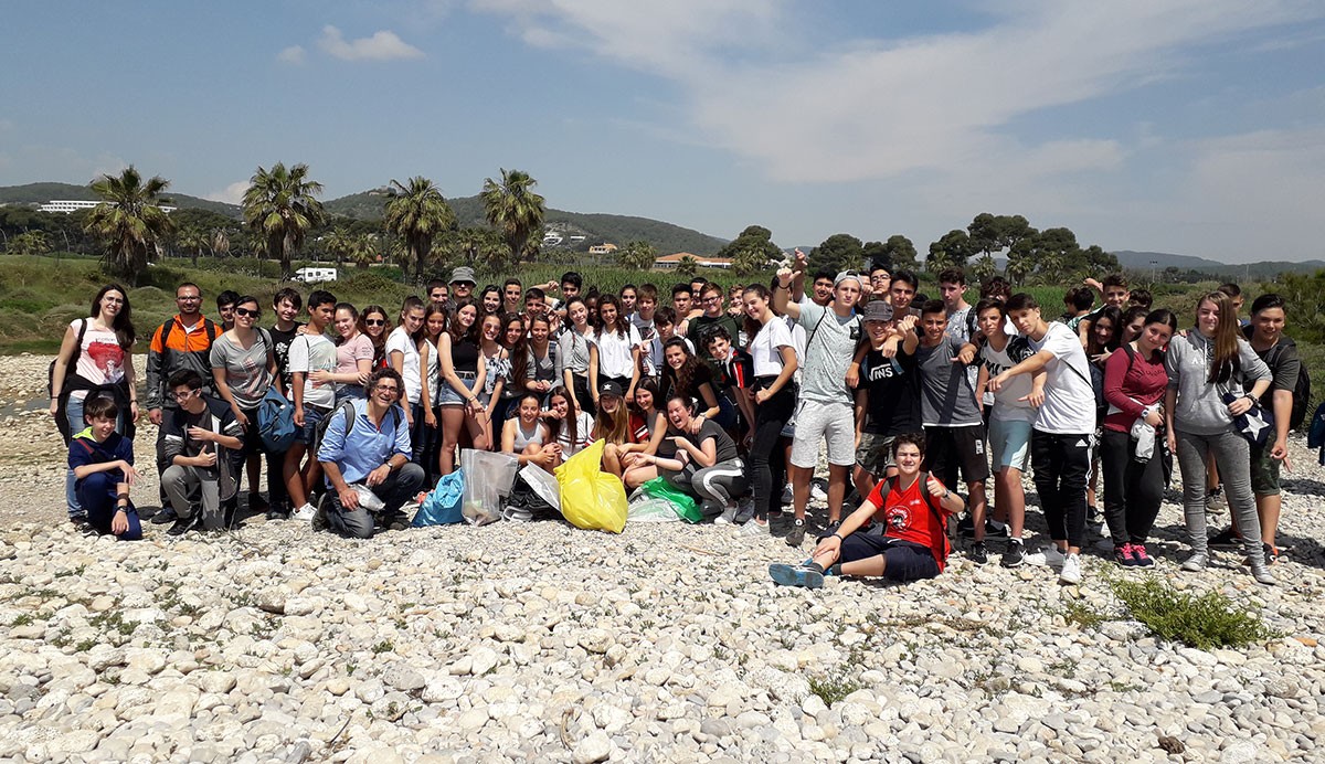 Imatge dels alumnes, durant la sortida realitzada a les platges de Sitges