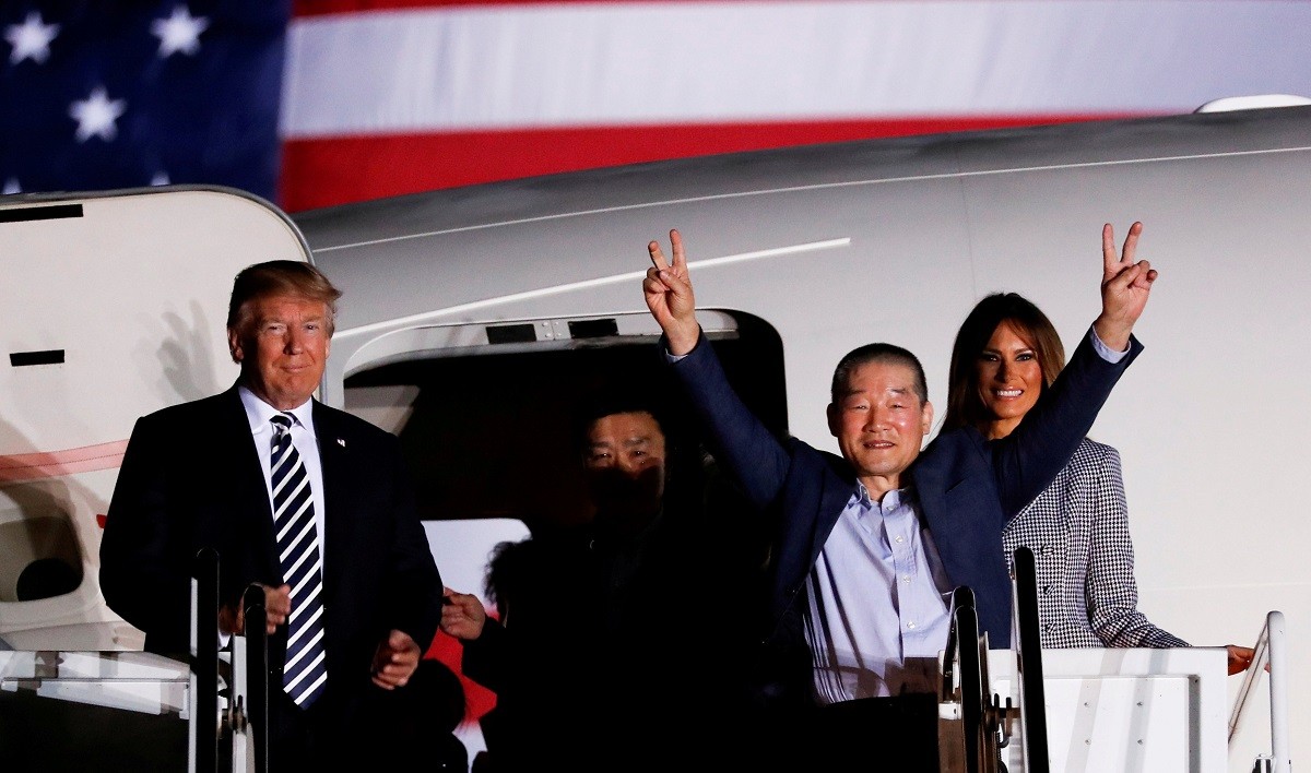 El president dels EUA, Donald Trump, amb la seva dona, Melania Trump, reben els tres ciutadans nord-americans alliberats per Corea del Nord.