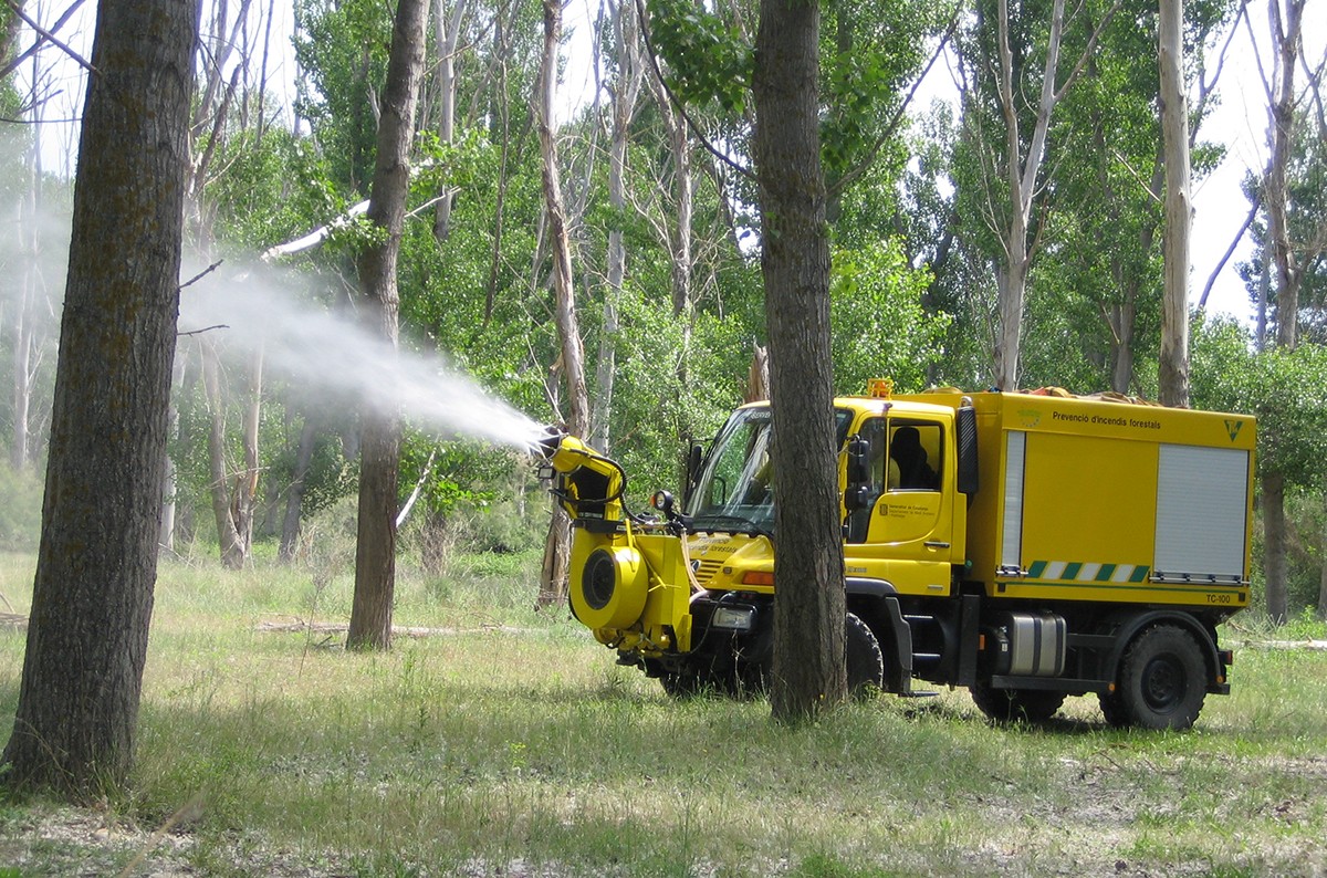 Un vehicle aplicant el tractament que s'efectua sobre el borrissol per evitar-ne la dispersió i minimitzar així el risc d'incendis en boscos de ribera.