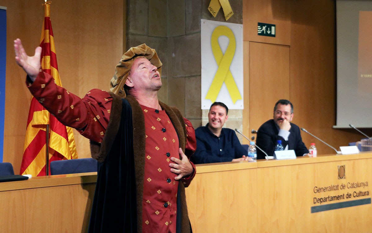 El pallasso Muniatto, caracteritzat com a Curiel de Montferrat, en la presentació de la 11a edició del Litterarum de Móra d'Ebre, al Palau Marc de Barcelona. 