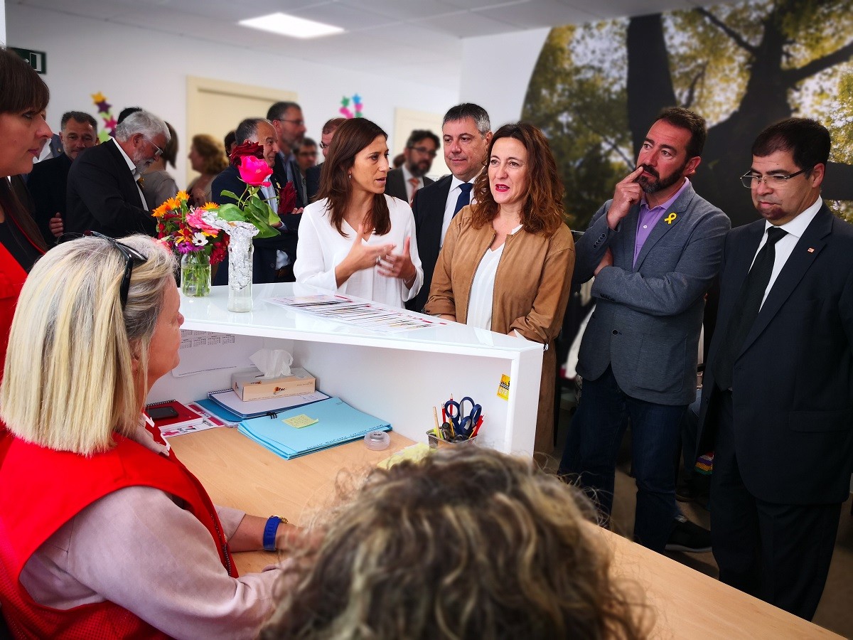 Un moment de la inauguració del Centre de Suport  Social amb la presidenta de la Diputació de Barcelona, Mercè Conesa, l'alcalde de Palau Jordi Xena i el delegat especial de Creu Roja Baix Montseny, Xavier Guàrdia