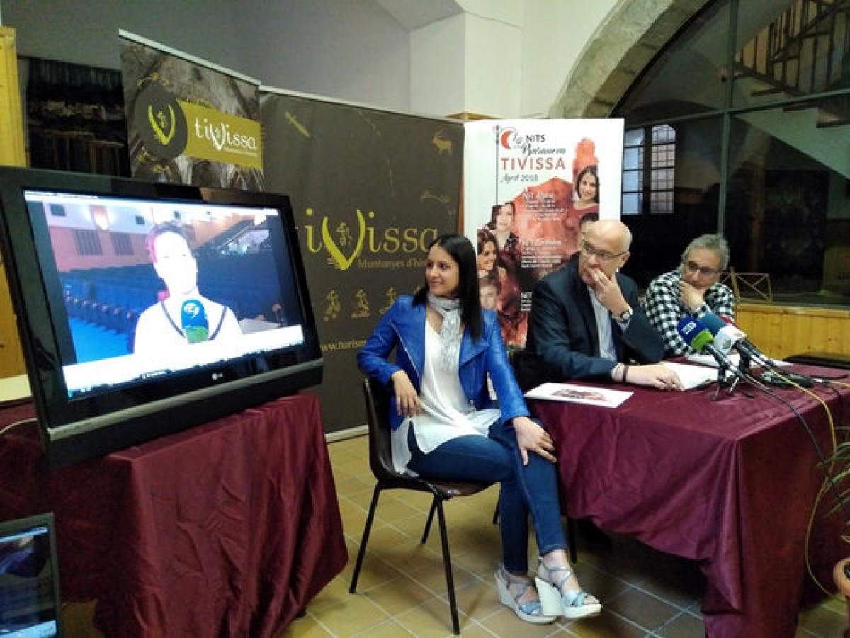 L'alcalde de Tivissa, Jordi Jardí, i la soprano Sara Blanch, escolten el missatge gravat de la mezzosoprano Anna Brull, en la presentació del festival Les Nits a la Baranova