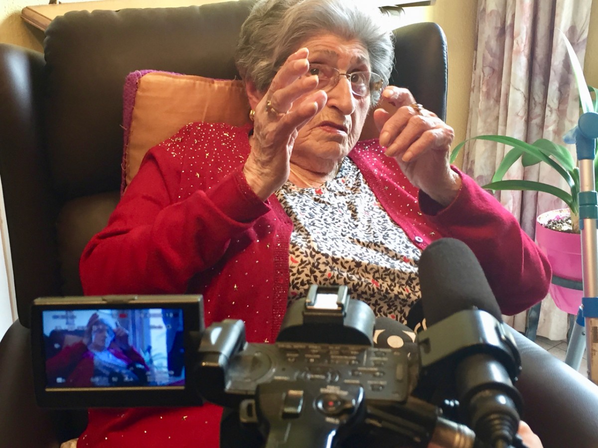 La veïna d'Olot de 90 anys, Montserrat Fortet, se sent molt satisfets dels serveis que se li presta.