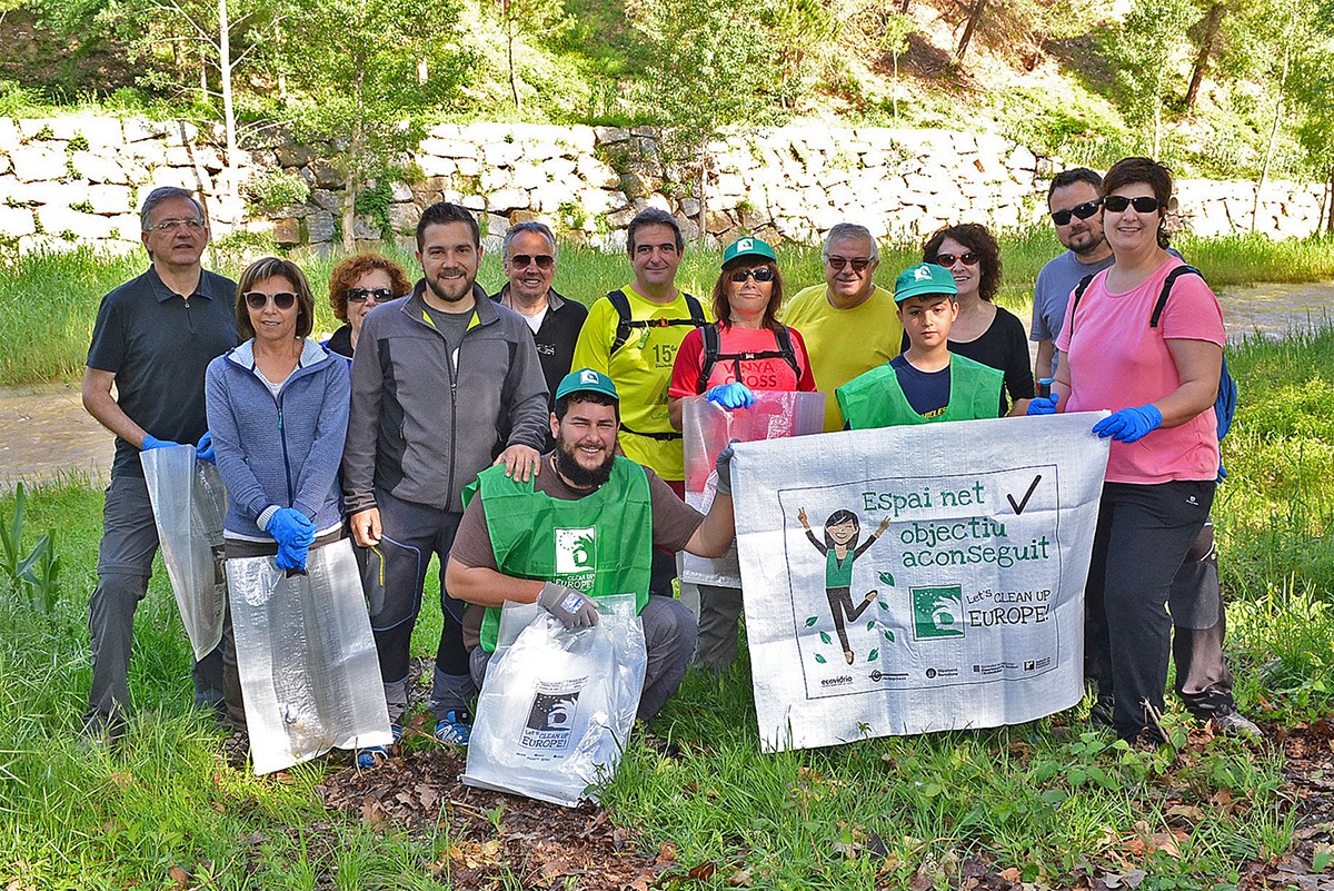 Foto de grup de les persones participants en la jornada de neteja a l'entorn del riu Cardener