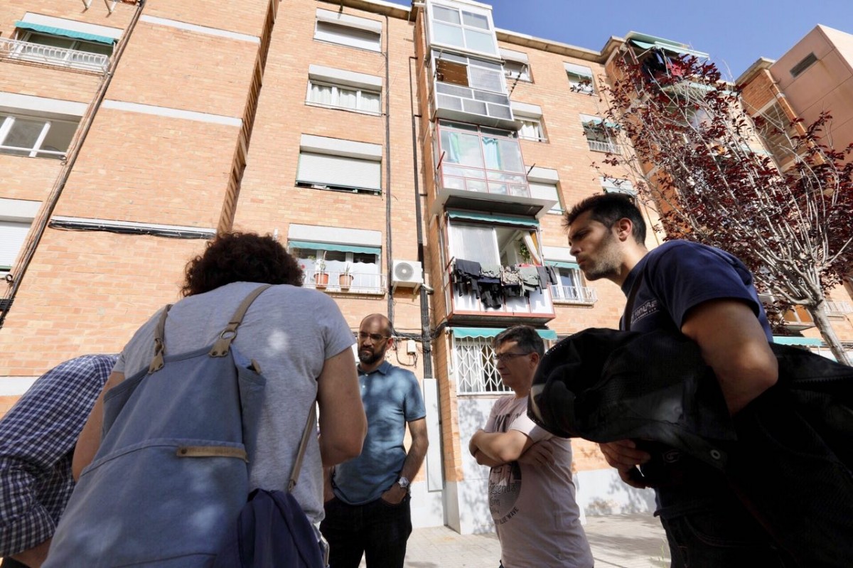 Veïns divendres davant l'edifici afectat, amb l'alcalde, Maties Serracant, i el regidor de Seguretat, Lluís Perarnau