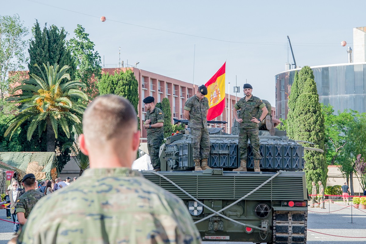 Soldats sobre d'un tanc al quarter del Bruc durant el Dia de les Forces Armades.