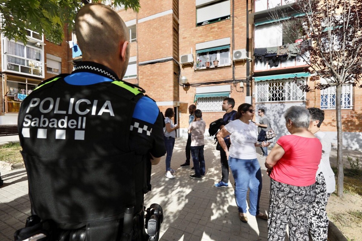 Els veïns del bloc amb l'alcalde, Maties Serracant, el passat divendres 