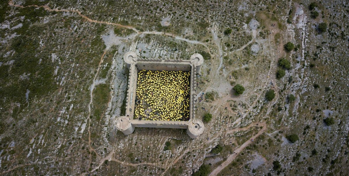 Vista àèria del mosaic groc creat pels participants al castell del Montgrí.