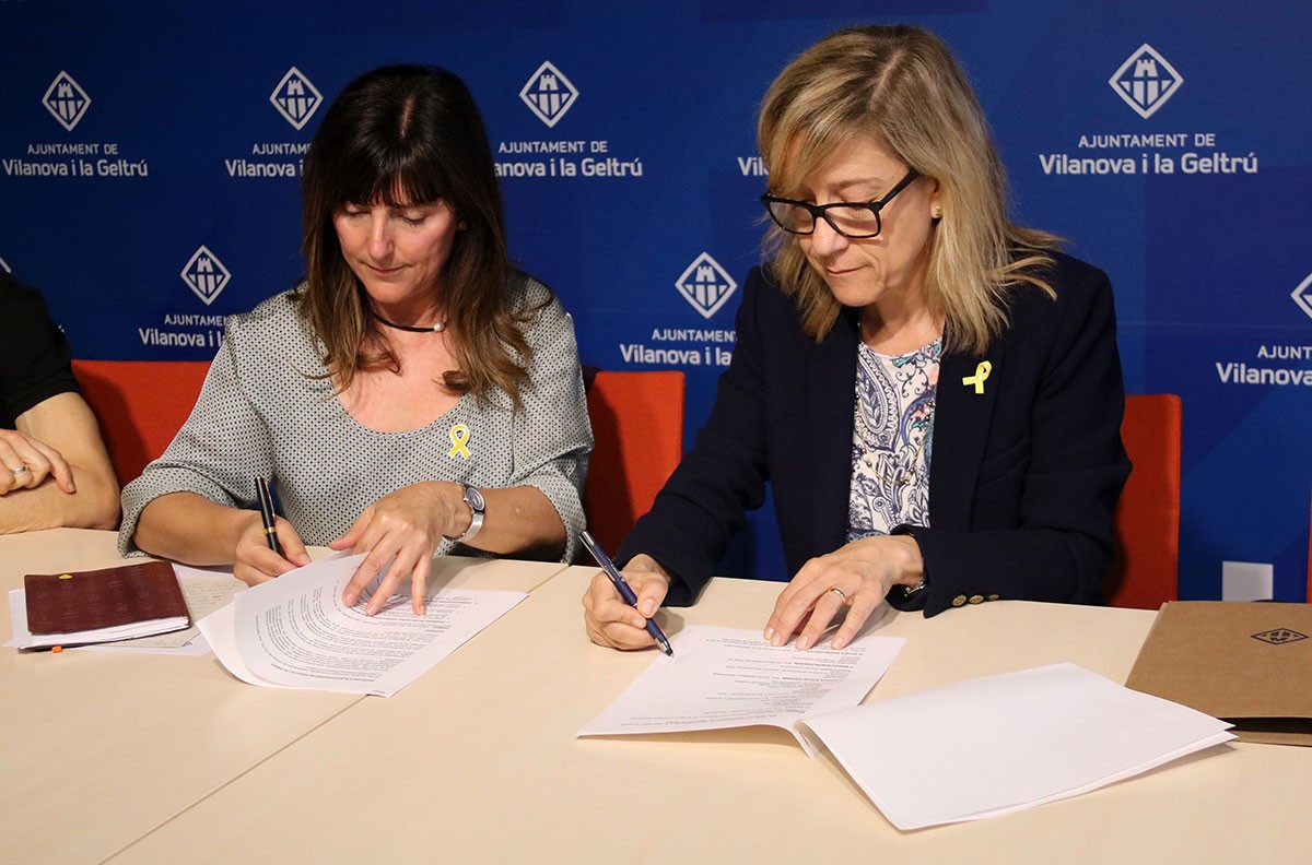 Queti Vinyals, regidora i portaveu d'ERC, junt amb l'alcaldessa Neus Lloveras 