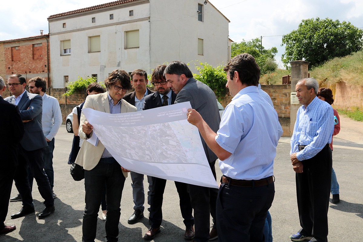 El secretari d’Infraestructures i Mobilitat, Ricard Font, l’alcalde de Manresa, Valentí Junyent, miren els plànol dels treballs