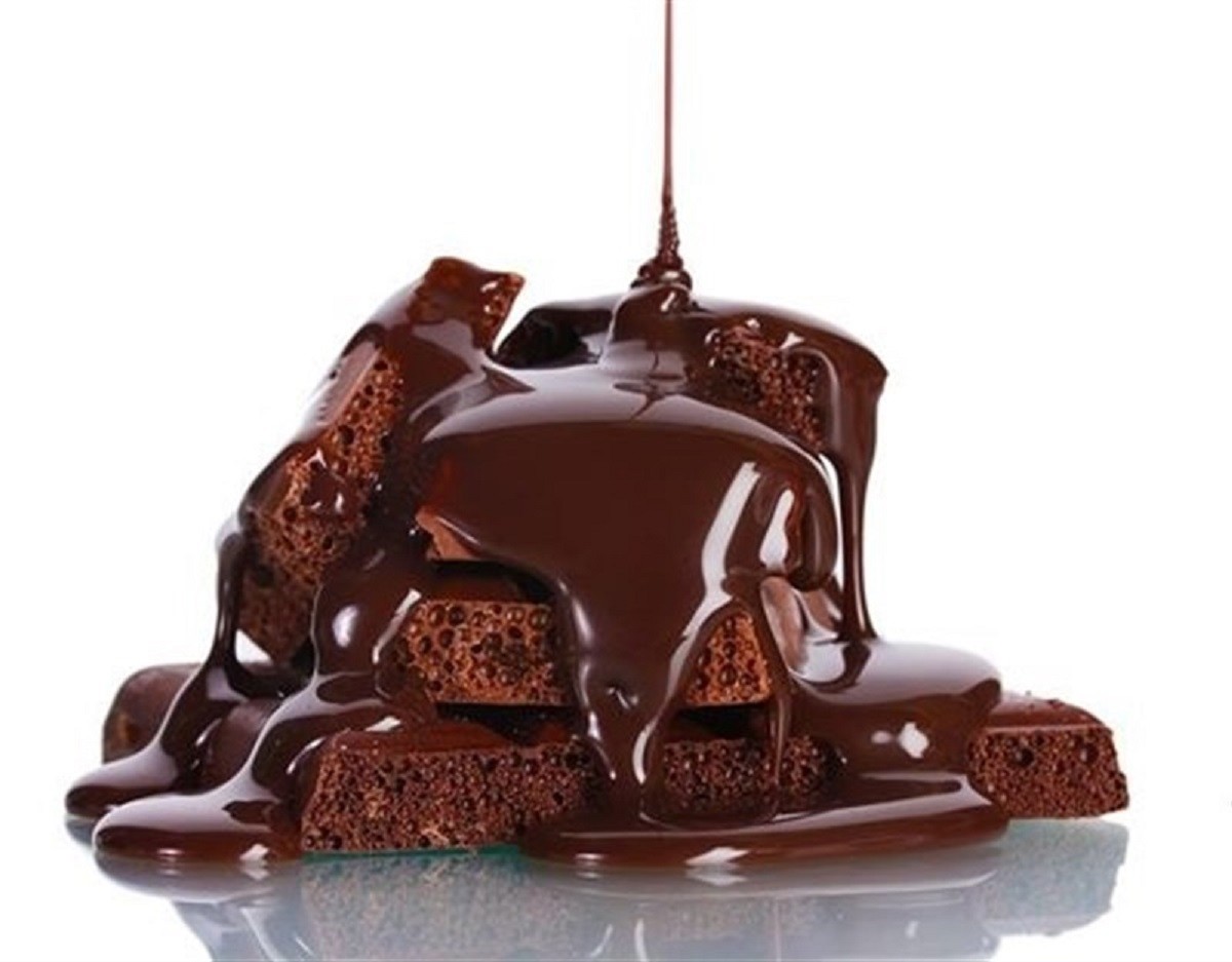 Un pastís de cacau amb xocolata desfeta.