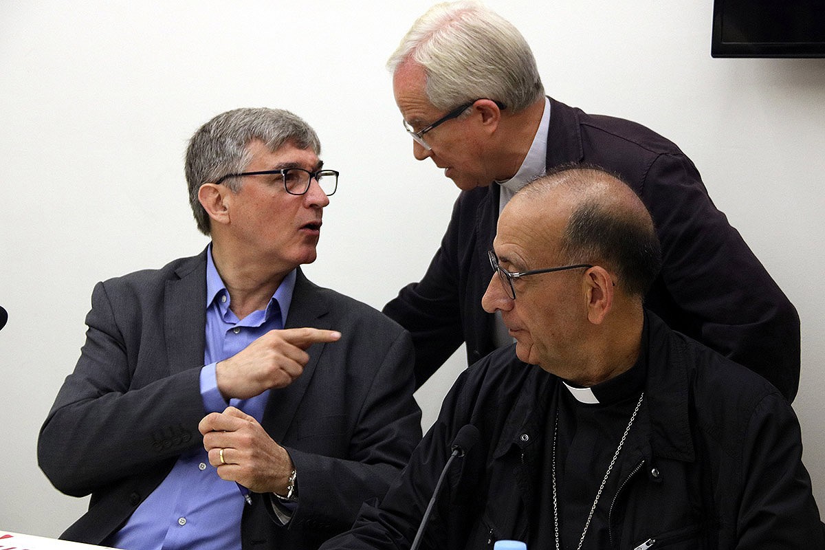 El cardenal Omella amb Salvador Busquets i Salvador Bacardit