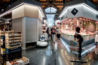 El nou mercat de Sant Antoni apuja les persianes