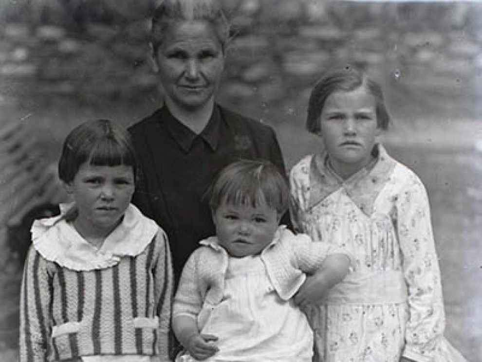 Fotografia de família de quatre veïns de la Vall Fosca de mitjans del segle XX