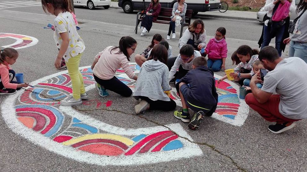 Els més petits van pintar un mural al passeig Pompeu Fabra