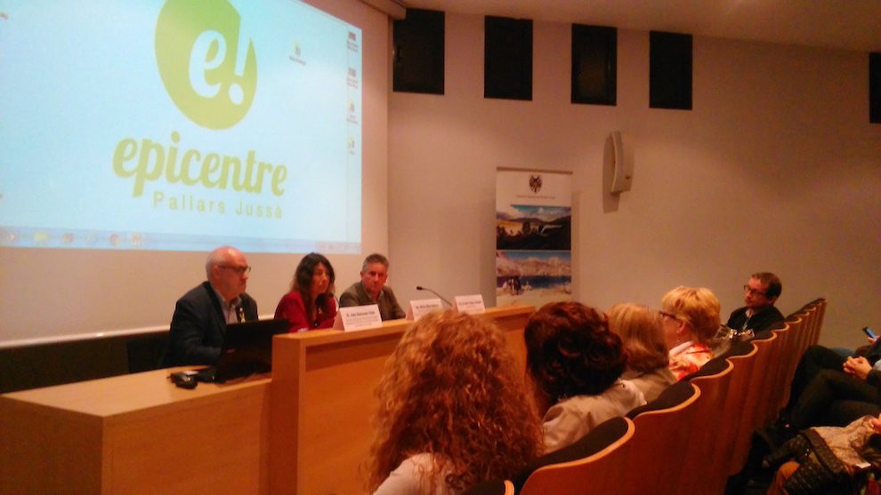 La directora d’Igualtat, Mireia Mata, en la signatura de l’acord a Tremp