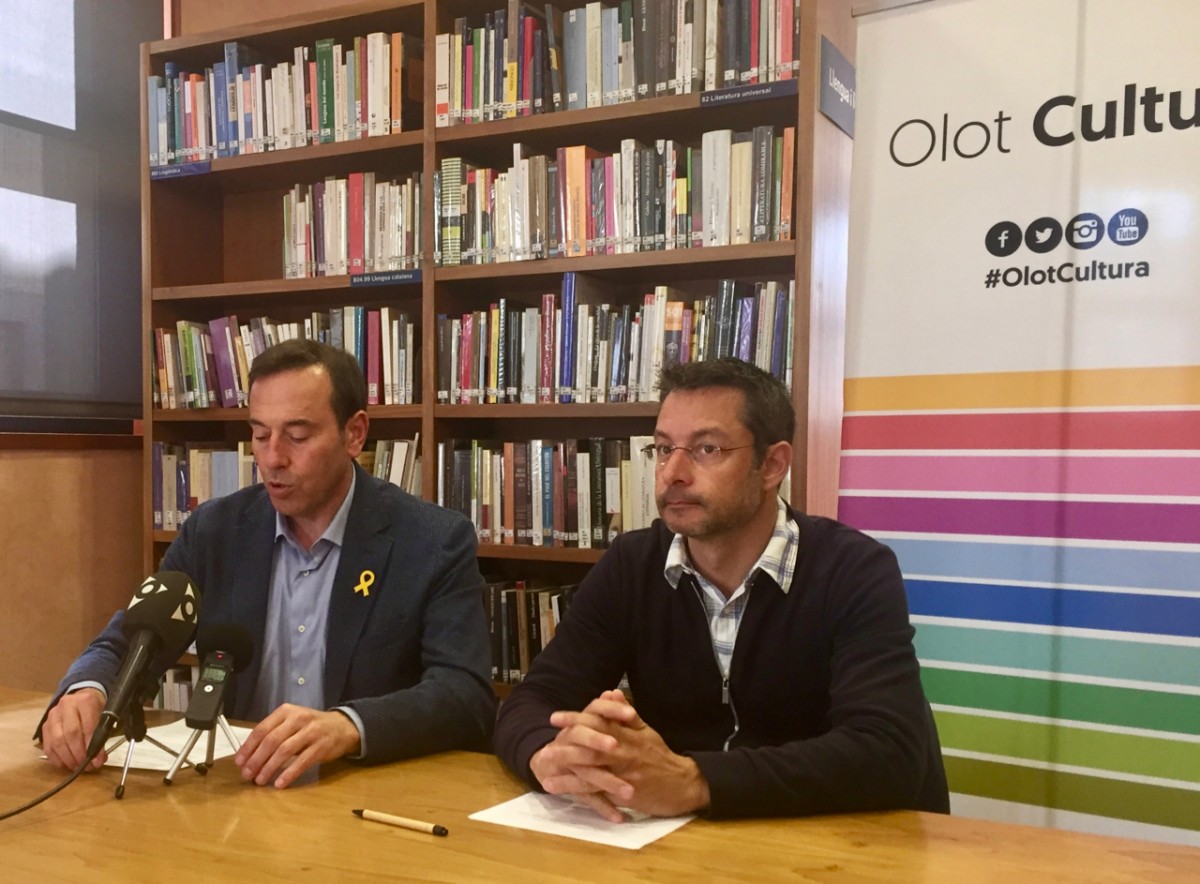 Pep Berga i Ricard Sargatal han presentat la jornada del 16 de juny a la Biblioteca Marià Vayreda.