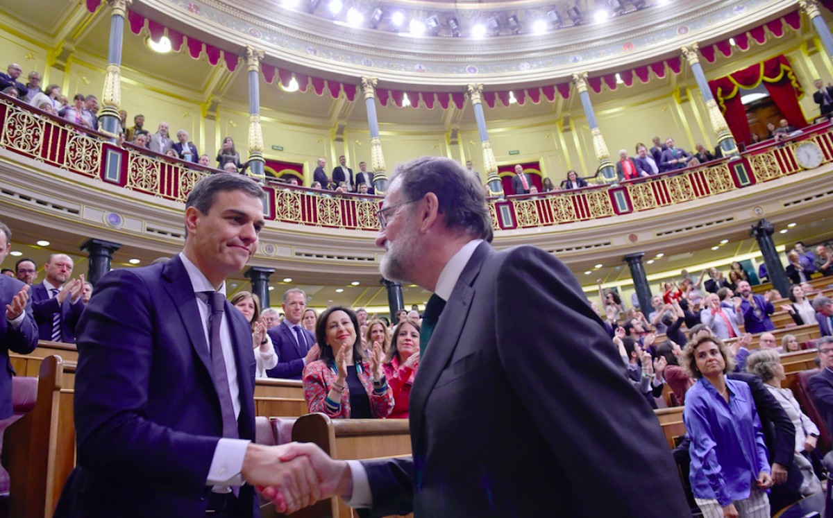 Pedro Sánchez rep la felicitació de Mariano Rajoy després de ser investit president del govern espanyol