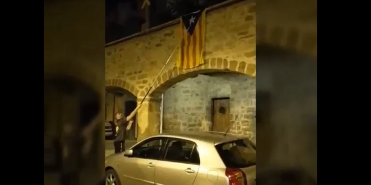 VÍDEO Els acusats traient una estelada de l'Ajuntament de Santpedor