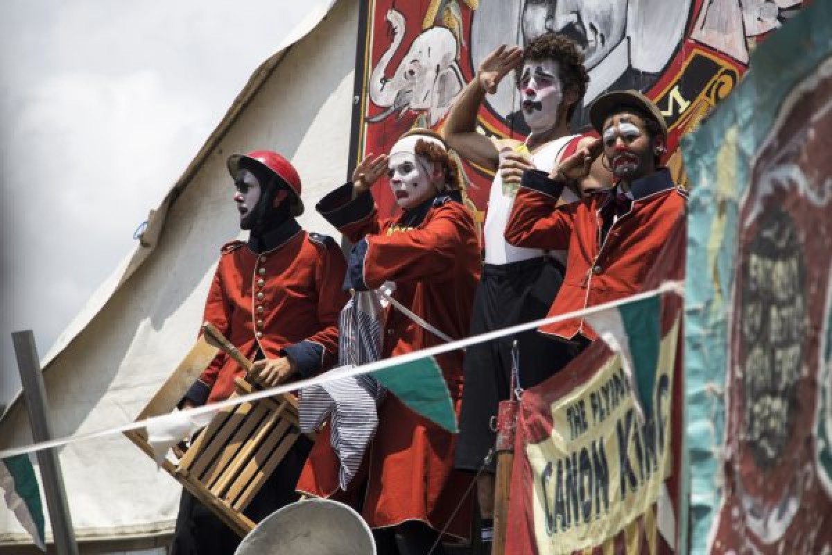The Brunette Bros. Circus de Dinamarca, partipa en el Festival Internacional de Pallasses