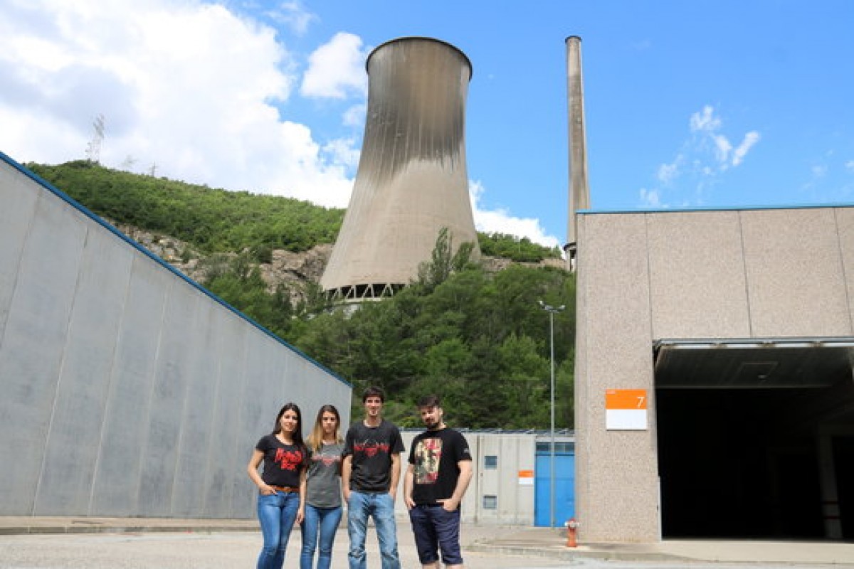 Pla general dels responsables del projecte davant de la central tèrmica de Cercs. 6 de juny del 2018.