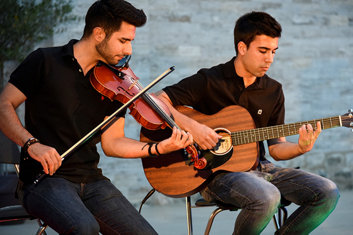 Els Swite Duo, un duet de violí i guitarra, que actuarà divendres a la Torre de l'Amo.