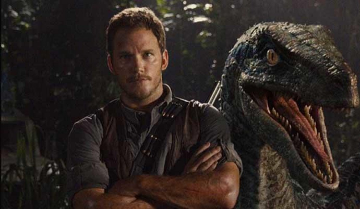 Chris Pratt, amb un dels dinosaures de la pel·lícula.