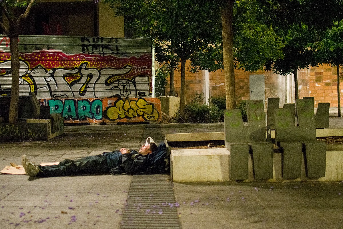 Una persona sense sostre als carrers de Barcelona