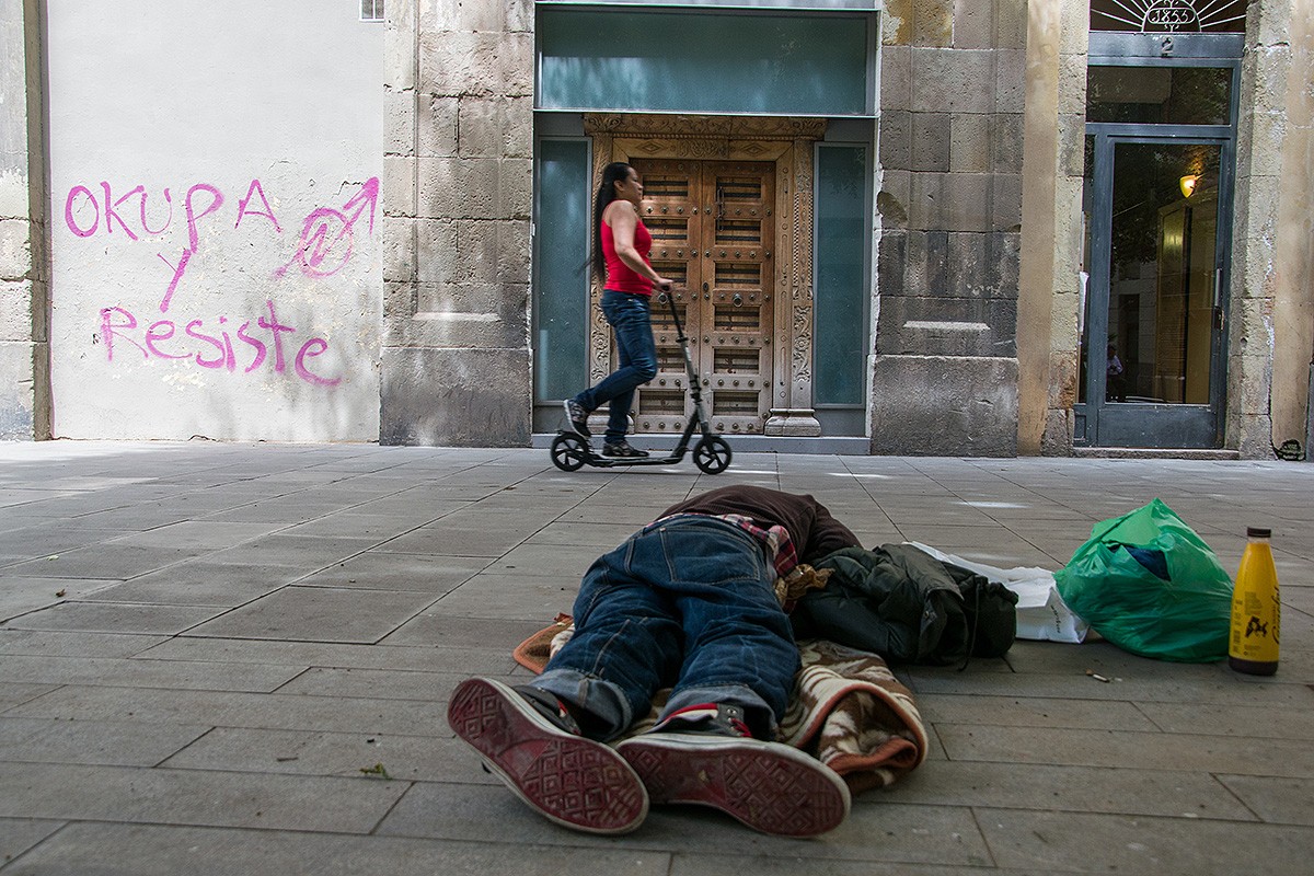 Una persona, dormint al carrer.