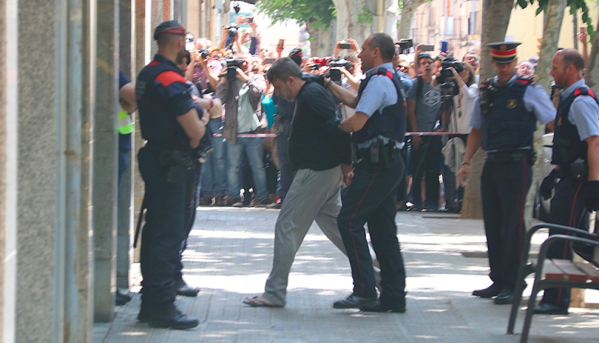 Els Mossos porten el detingut pel crim de la menors de Vilanova i la Geltrú fins el seu domicili