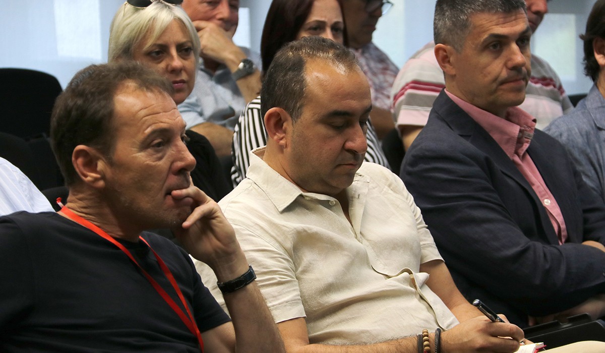 El secretari general de CCOO de Catalunya, Javier Pacheco, pren notes durant la quarta conferència del sindicat a les Terres de l'Ebre.