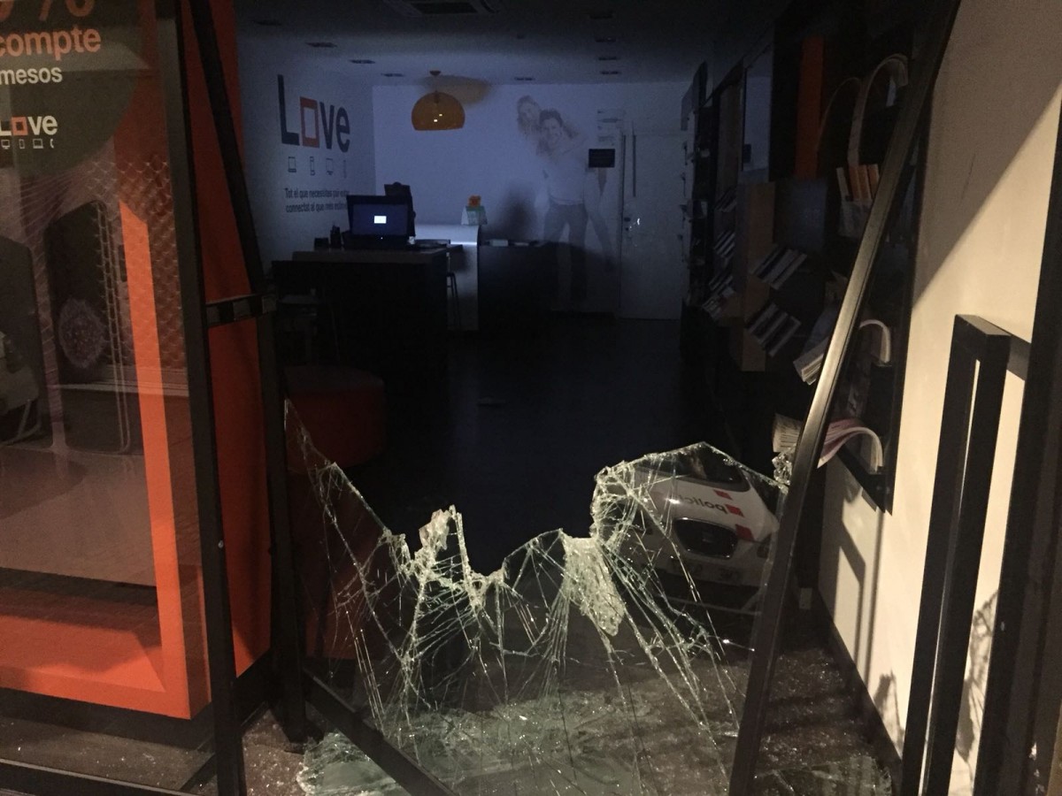 Uns desconeguts han forçat el caixetí de la persiana i han trencat l'aparador per entrar a la botiga de matinada.