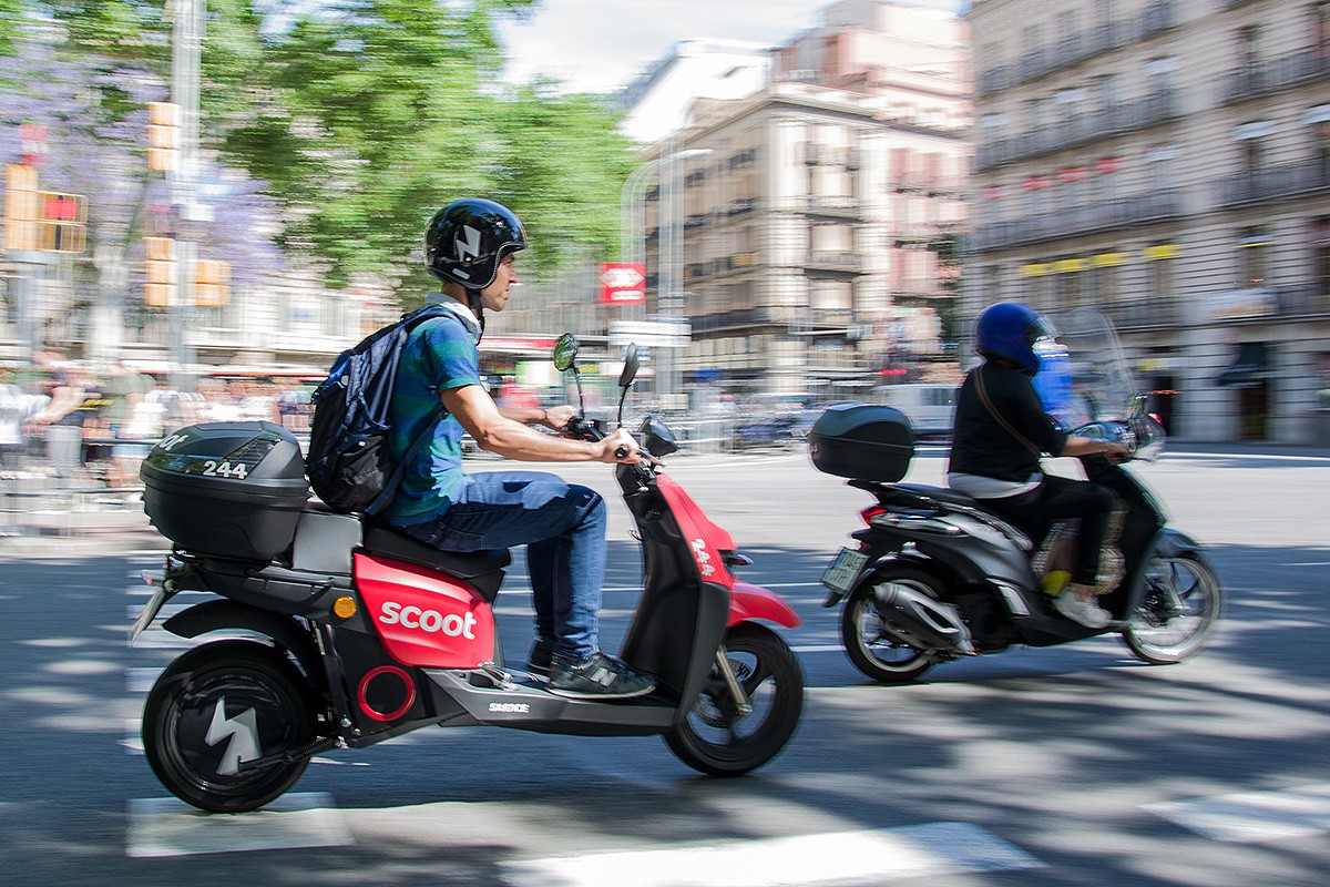 Una moto elèctrica al centre de Barcelona